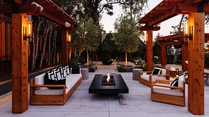 EcoSmart Gin 90 Low Fire Table brings a contemporary touch to an outdoor private residence with a sleek freestanding gas centrepiece.
